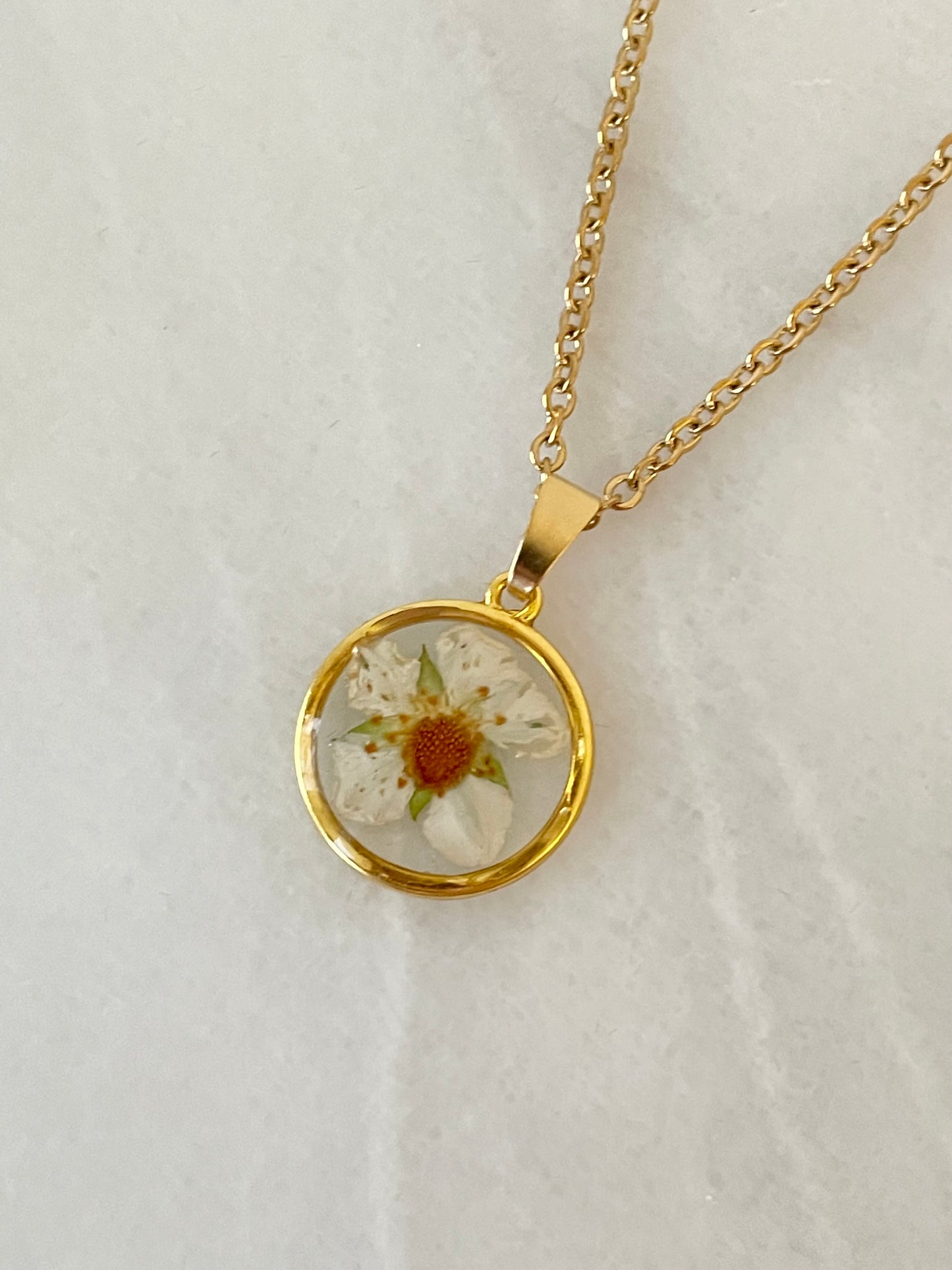 Smultron white flower necklace