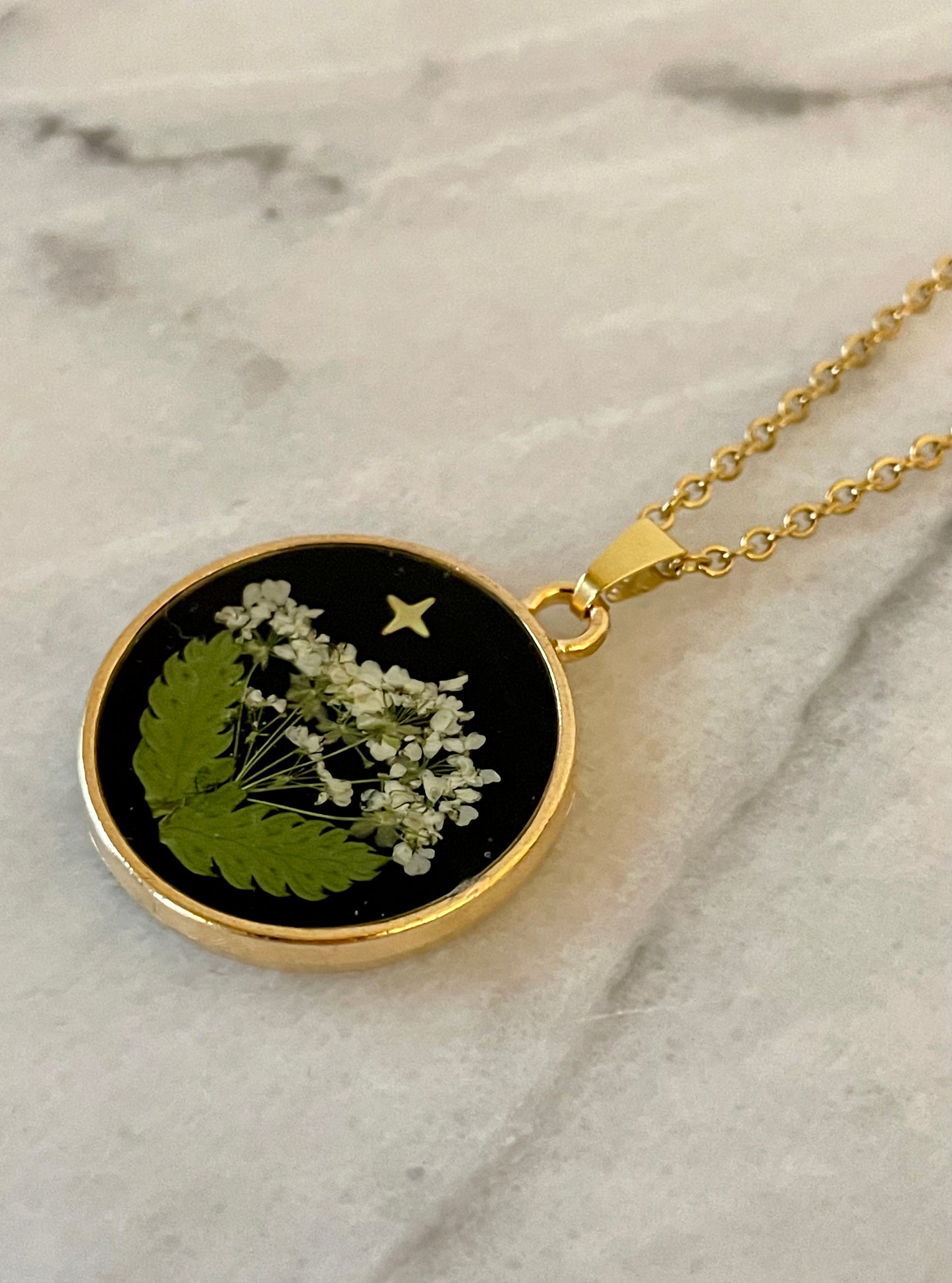 Lily golden necklace