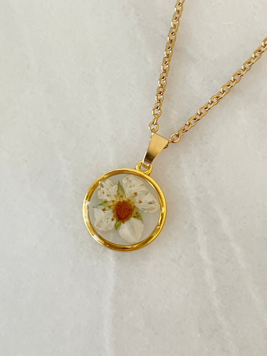 Smultron white flower necklace