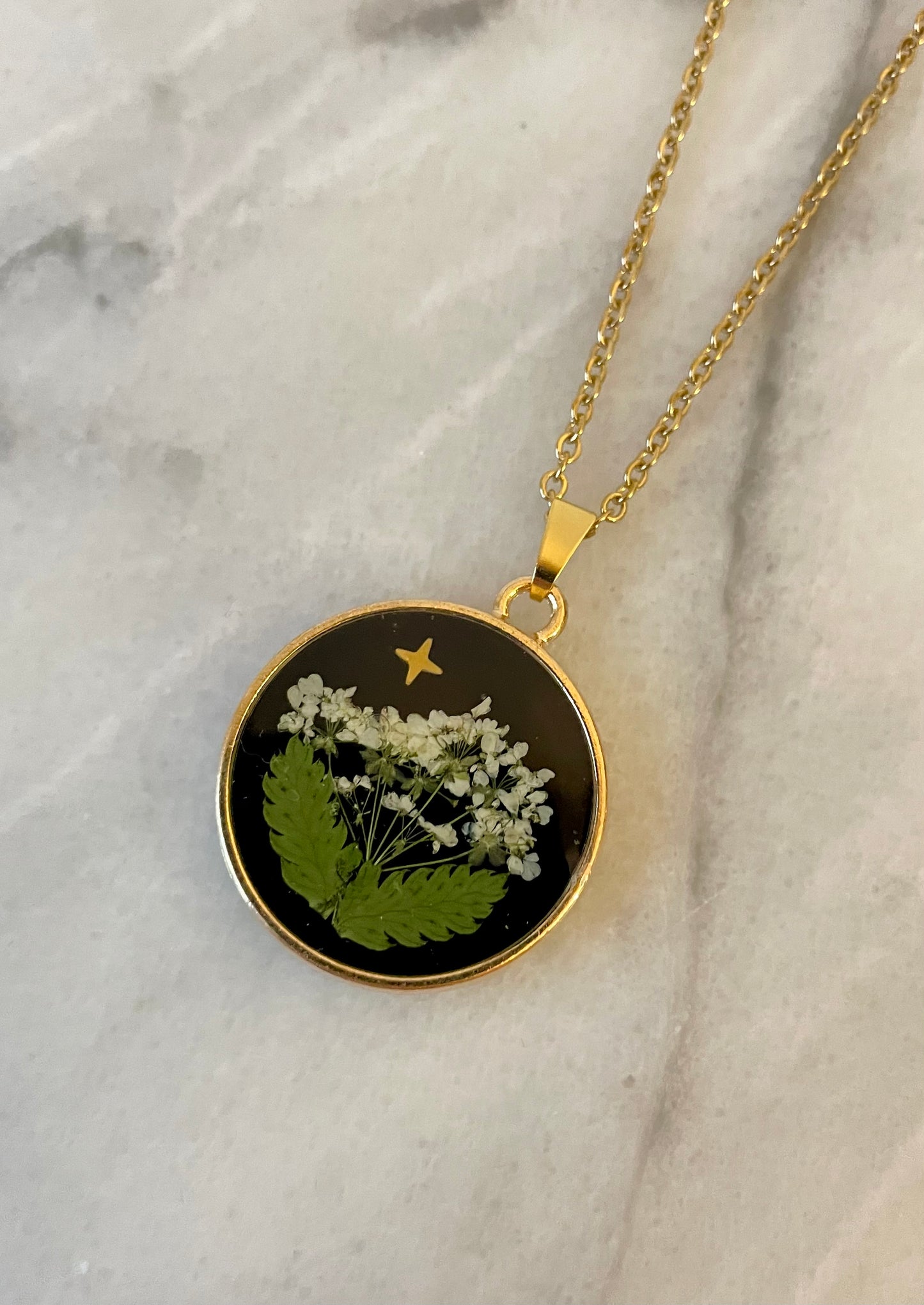 Lily golden necklace